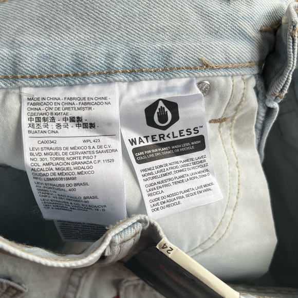 NWT Light Wash Vintage Levi's Shorts - Picture 8 of 9